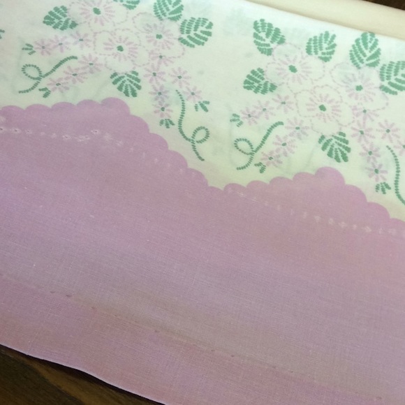 FINAL SALE PRICE Vintage White Purple Scallop Pillow Case Set - Picture 2 of 5